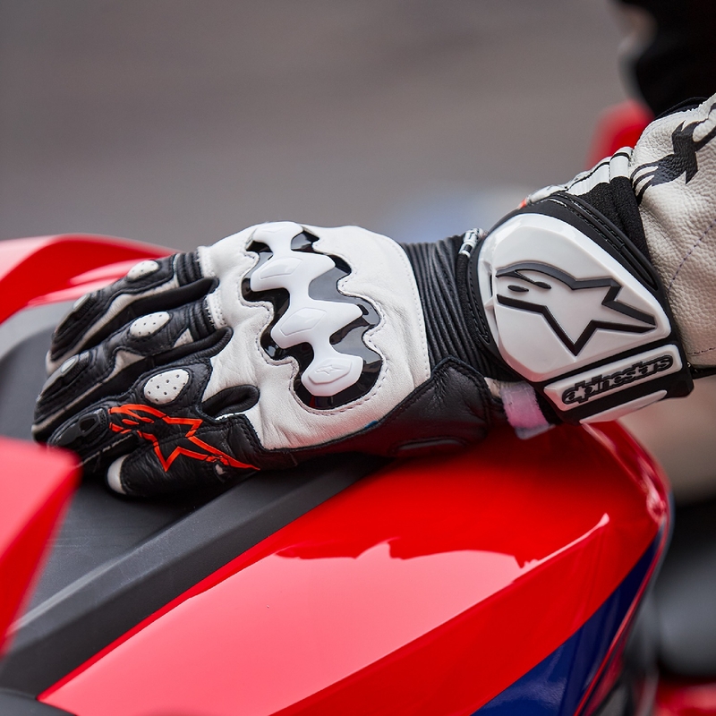 Γάντια μοτοσικλέτας Alpinestars GP PRO R 4 μαύρο και λευκό