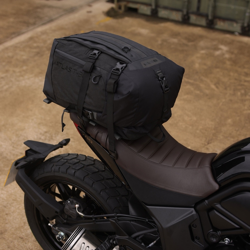 Τσάντα καθίσματος συνοδηγού Oxford Atlas T-30 Advanced Tourpack 30 λίτρων μαύρη