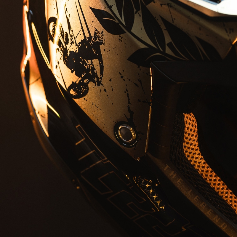 Κράνος Motocross Airoh Aviator 3.0 "TC 222 THE LEGEND" μαύρο-χρυσό