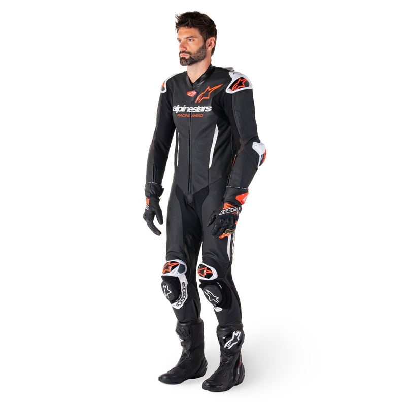 Alpinestars GP-R7 Tech-Air ready/compatible μαύρο-λευκό-φλούο κόκκινο μονοκόμματο δερμάτινο κοστούμι μοτοσικλέτας