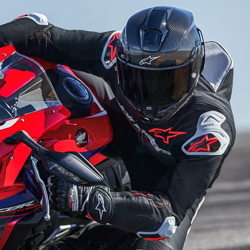 Alpinestars GP-R7 Tech-Air ready/compatible μαύρο-λευκό-φλούο κόκκινο μονοκόμματο δερμάτινο κοστούμι μοτοσικλέτας