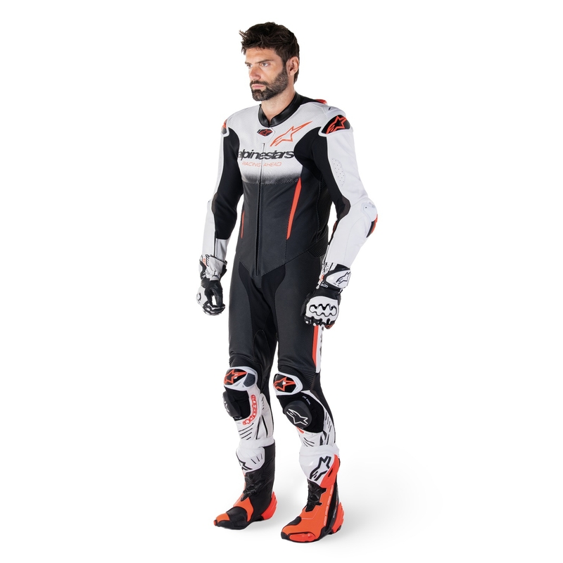 Alpinestars GP-R7 Tech-Air έτοιμο/συμβατό λευκό-μαύρο-φλούο κόκκινο μονοκόμματο δερμάτινο κοστούμι