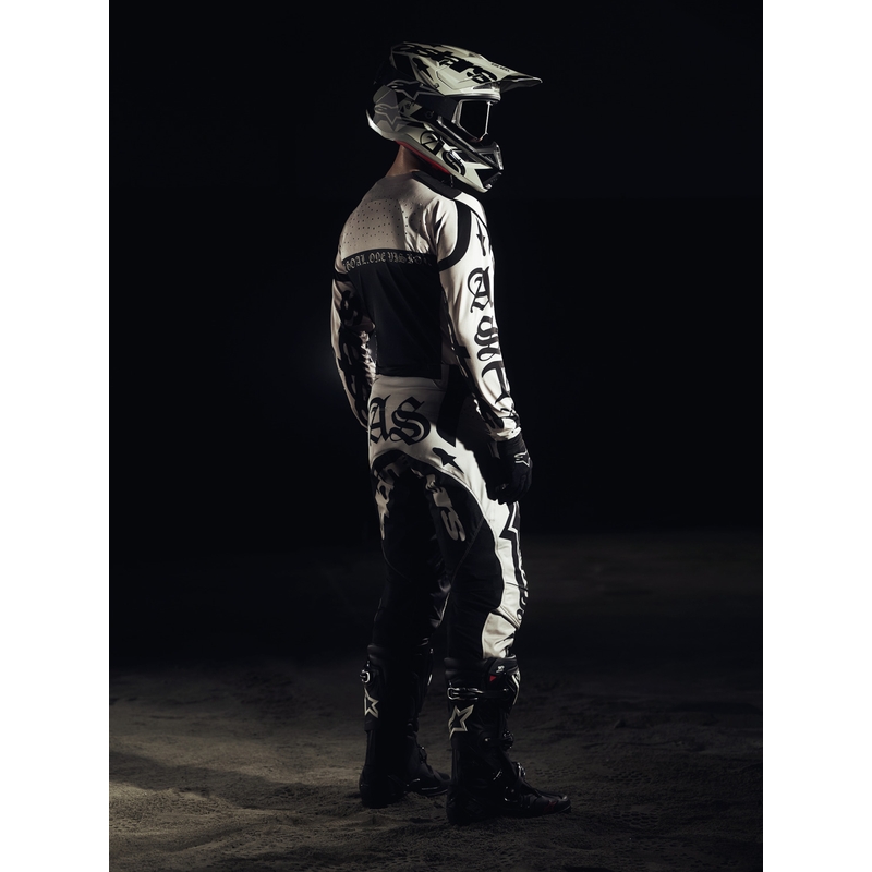 Κράνος motocross περιορισμένης έκδοσης Alpinestars Supertech S-M7 Wolf Dust σε μαύρο χρώμα
