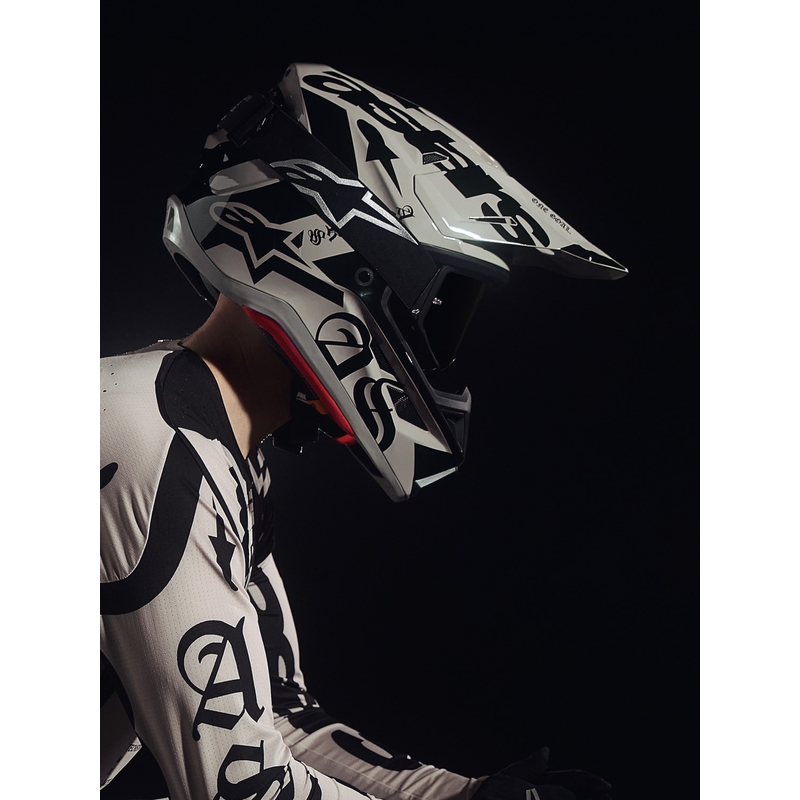 Κράνος motocross περιορισμένης έκδοσης Alpinestars Supertech S-M7 Wolf Dust σε μαύρο χρώμα