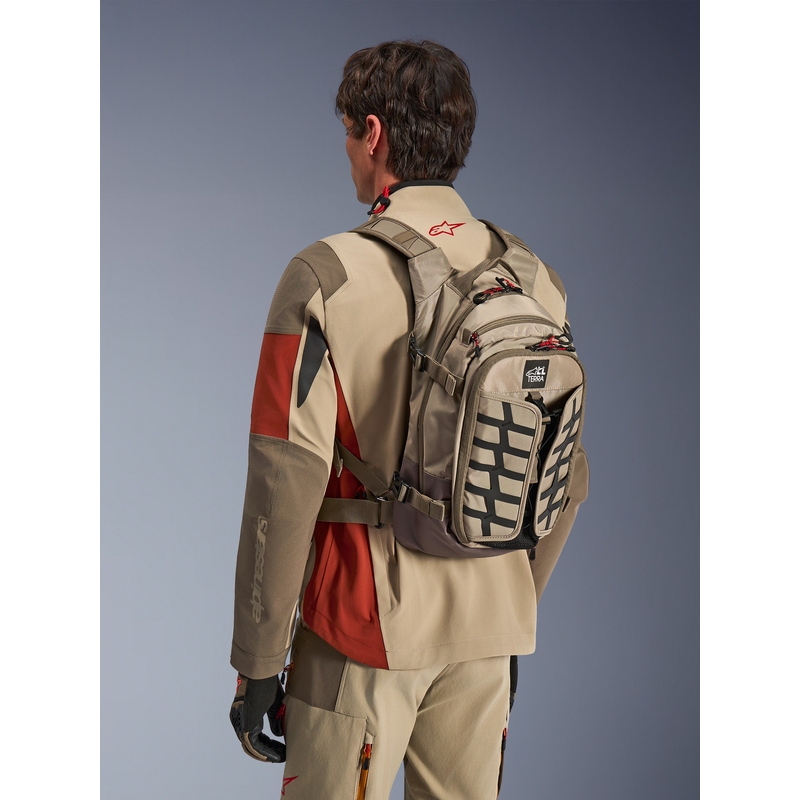 Σακίδιο πλάτης μοτοσικλέτας Alpinestars AT-15, 15 λίτρα, σε χρώμα άμμου-πορτοκαλί