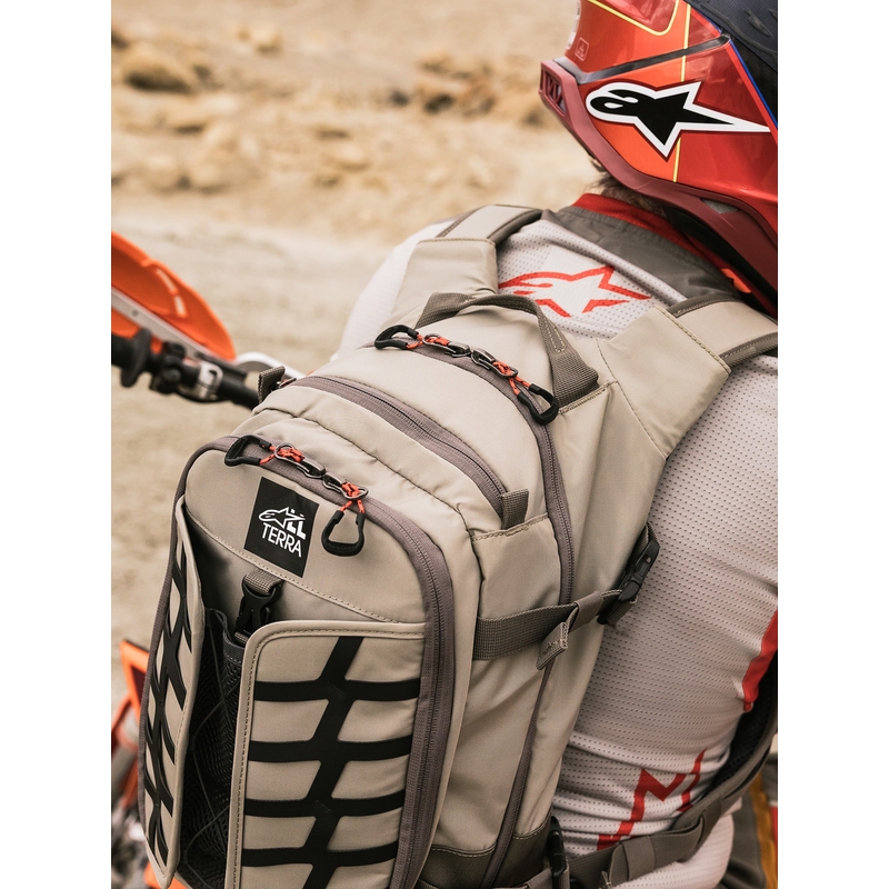 Σακίδιο πλάτης μοτοσικλέτας Alpinestars AT-15, 15 λίτρα, σε χρώμα άμμου-πορτοκαλί