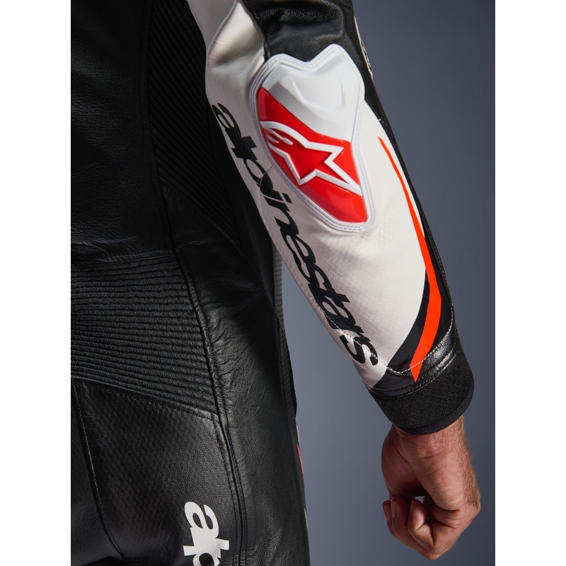 Ολόσωμη δερμάτινη φόρμα μοτοσικλέτας Alpinestars GP TECH V5 σε μαύρο-λευκό-φλουορ κόκκινο