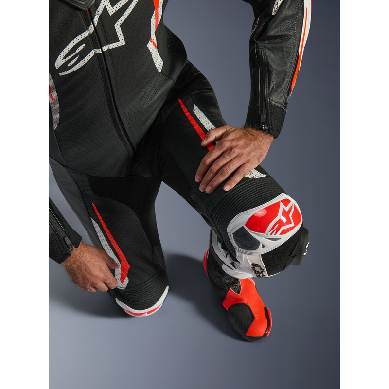 Ολόσωμη δερμάτινη φόρμα μοτοσικλέτας Alpinestars GP TECH V5 σε μαύρο-λευκό-φλουορ κόκκινο