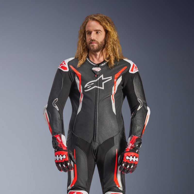 Ολόσωμη δερμάτινη φόρμα μοτοσικλέτας Alpinestars GP TECH V5 σε μαύρο-λευκό-φλουορ κόκκινο