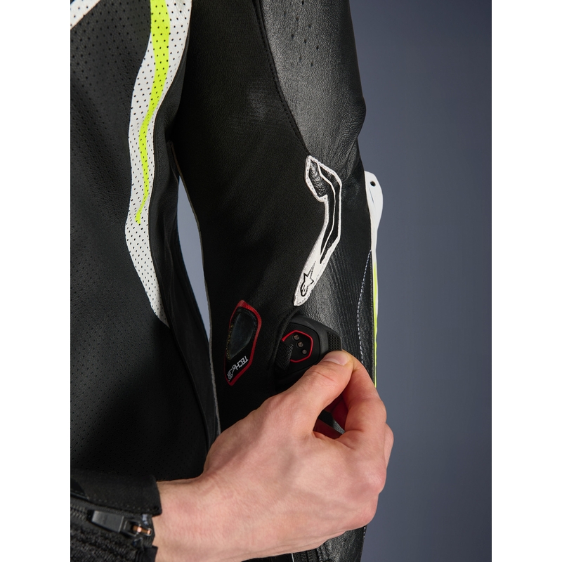 Ολόσωμη δερμάτινη φόρμα μοτοσικλέτας Alpinestars GP TECH V5 σε μαύρο-λευκό-φλουορ κίτρινο