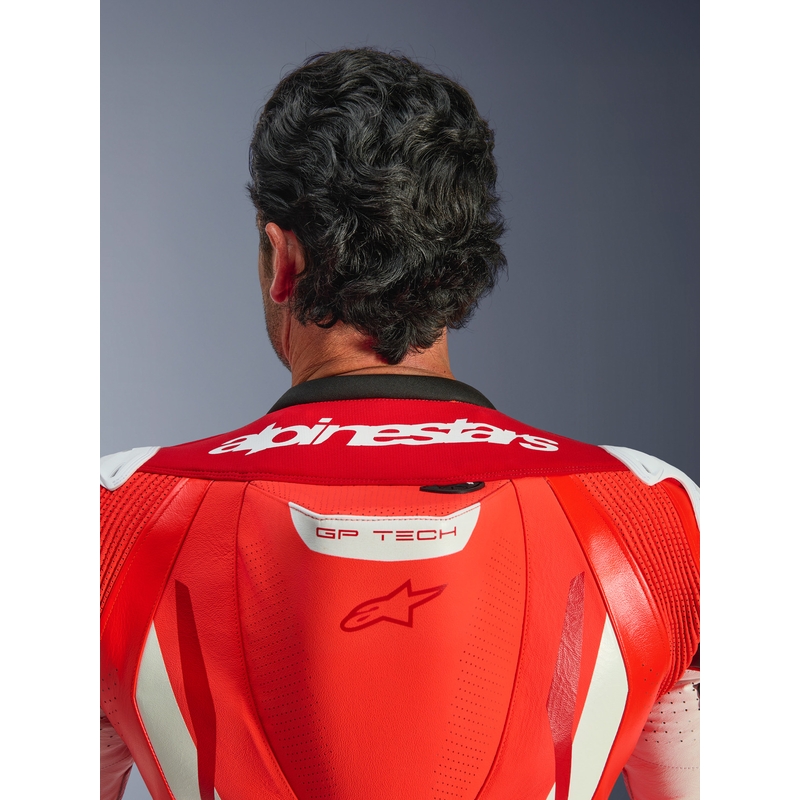Ολόσωμη φόρμα μοτοσικλέτας Alpinestars GP TECH V5 από δέρμα σε φθορίζον κόκκινο-κόκκινο-λευκό