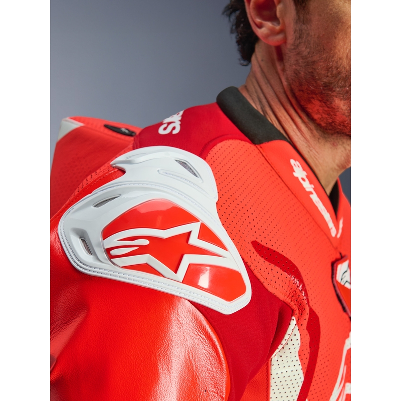 Ολόσωμη φόρμα μοτοσικλέτας Alpinestars GP TECH V5 από δέρμα σε φθορίζον κόκκινο-κόκκινο-λευκό